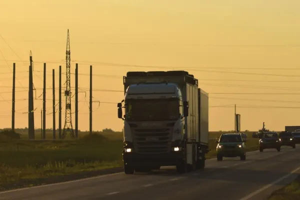 Accident fatal pe "Drumul Morții". Un șofer ucrainean a murit pe loc, după ce un camion a intrat în TIR-ul pe care îl conducea