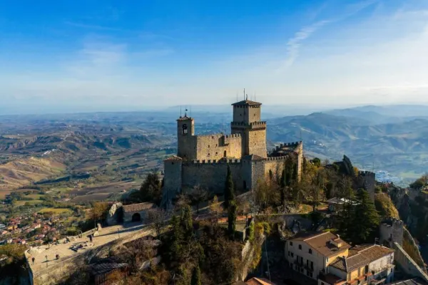 Țara invizibilă dintre munți care pare un oraș italian, dar este o republică veche de 1.700 de ani