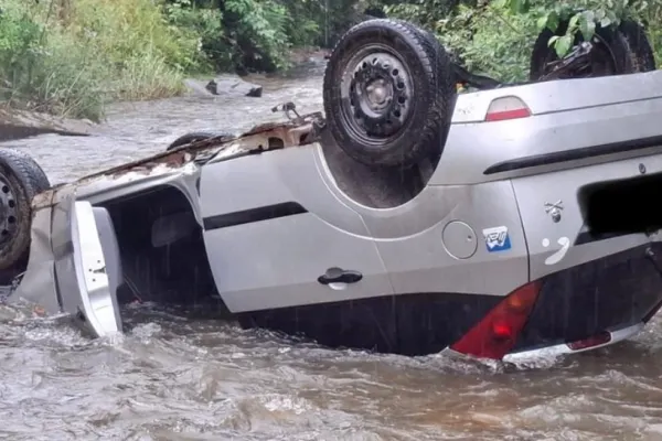 Accident în Hunedoara: o mașină cu patru copii s-a răsturnat în albia Jiului