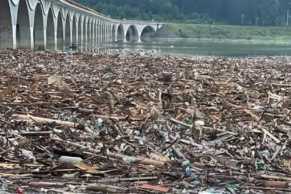 Stare de alertă într-o localitate din județul Neamț, după inundațiile devastatoare din zonă. Pericol pentru sănătatea oamenilor - VIDEO