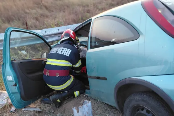 Accident pe DN6: doi copii răniți după ce mașina a intrat în parapet