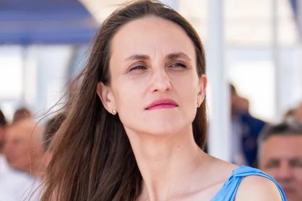 Oana Țoiu, serie de gafe și bâlbe jenante: ministrul rezist îl confundă pe Zelenski cu Putin