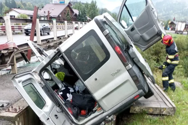 Accident pe DN17, la Câmpulung Moldovenesc: doi oameni au ajuns la spital după ce o autoutilitară a părăsit carosabilul