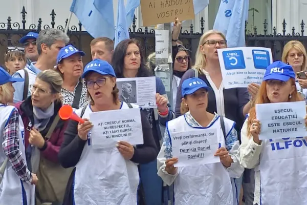 Cadrele didactice continuă protestele. Mesaj pentru ministrul David: "Nu meritaţi să mai fiţi în fruntea acestui minister!" VIDEO