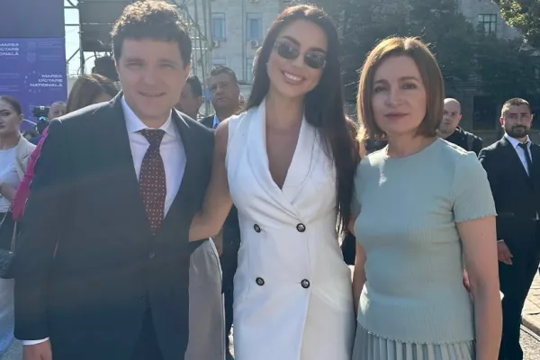 Românii fac foamea acasă. Nicușor Dan s-a fotografiat cu ispita care dansează la bară