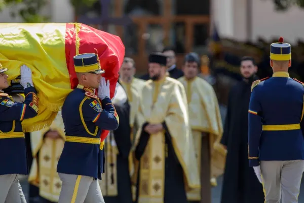 Foto: Ce alimente au primit în pungi oamenii veniți la înmormântarea lui Ion Iliescu