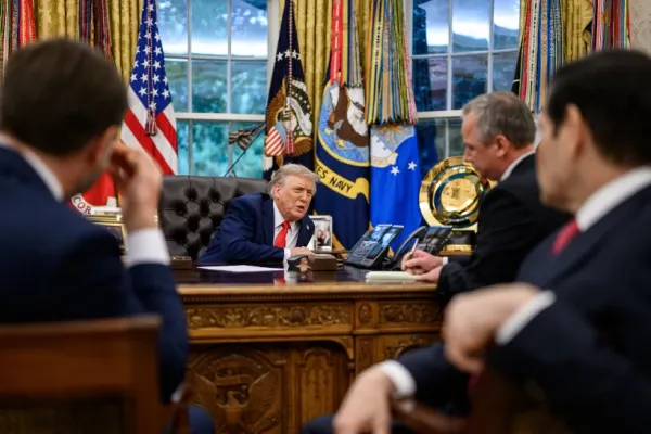 Momentul discuției dintre Trump și Putin, din Biroul Oval: imagini cu greutate istorică, publicate de Casa Albă