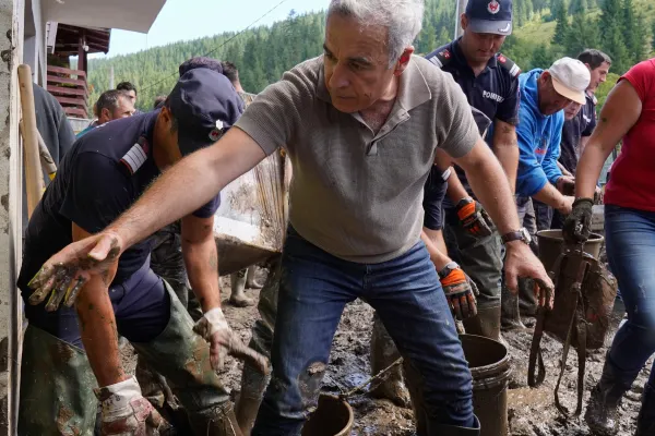 Călin Georgescu a dat la lopată, la Broșteni. Ilie Bolojan a venit ca să...plece! VIDEO
