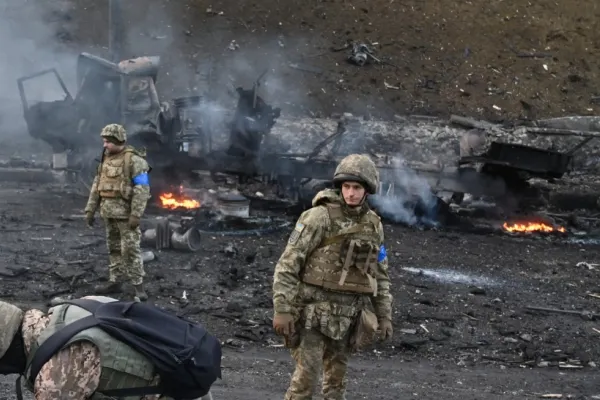 În timp ce Rusia bombardează Ucraina ziua în amiaza mare, guvernul Bolojan discută despre reconstrucția țării vecine