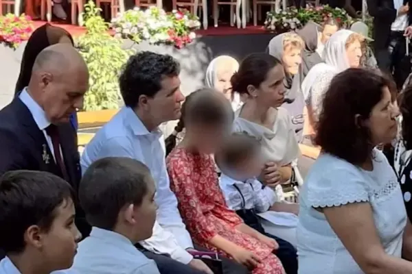 Nicușor Dan, la slujbă cu familia. Exercițiu de imagine de Ziua Marinei Române
