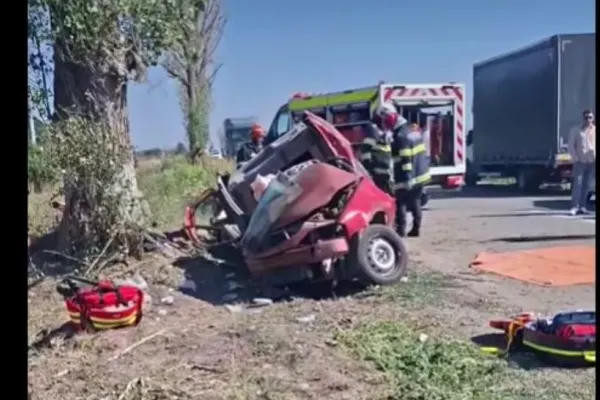 Accident grav în Ilfov: doi bărbați, inconștienți după ce mașina s-a izbit de un copac