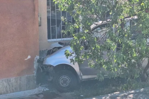 Accident rutier cumplit: unui șofer i s-a făcut rău la volan și a intrat în Poștă