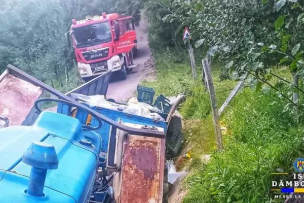 Accident grav în Dâmboviţa. Un bărbat a murit şi trei femei au fost rănite, după ce un tractor s-a răsturnat