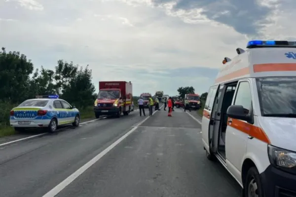 Trafic îngreunat pe A4, în județul Constanța. Accident grav între un TIR și o dubiță