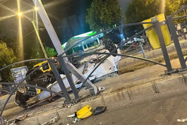 Accident grav în București. Un șofer de 20 de ani, rănit după ce a lovit un refugiu de tramvai și s-a răsturnat cu mașina