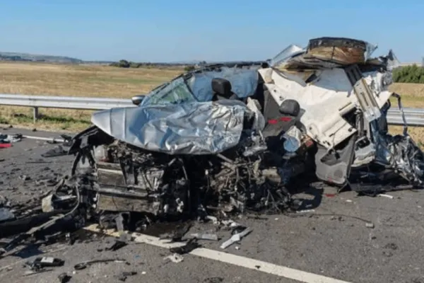 Accident TERIBIL pe centura Bârladului. Un bărbat a intrat cu mașina sub un TIR, la câteva ore după eliberarea din arest. Avea ordin de restricție cerut de fosta soție - FOTO