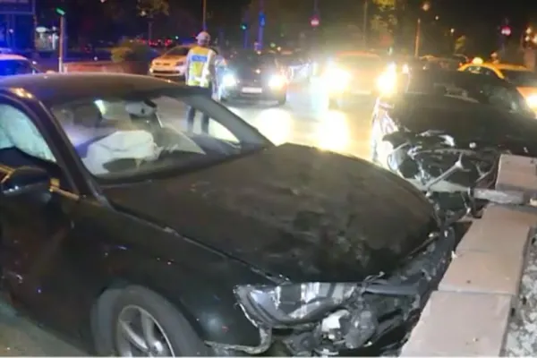 Accident rutier într-o mare intersecție din București. Două mașini s-au izbit VIOLENT: o mamă și bebelușul de 5 luni, printre victime