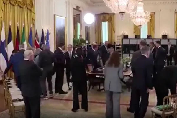 Șoaptele incendiare dintre Trump și Macron, surprinse de presă. Ce i-a șoptit despre înțelegerea cu Putin?