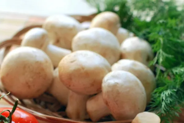 Alimente pe care specialiștii recomandă să nu le spălăm înainte de gătire