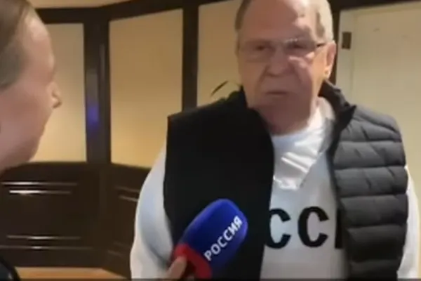 Serghei Lavrov a sosit în Alaska, la întâlnirea Putin-Trump, cu un pulover pe care scria URSS | VIDEO