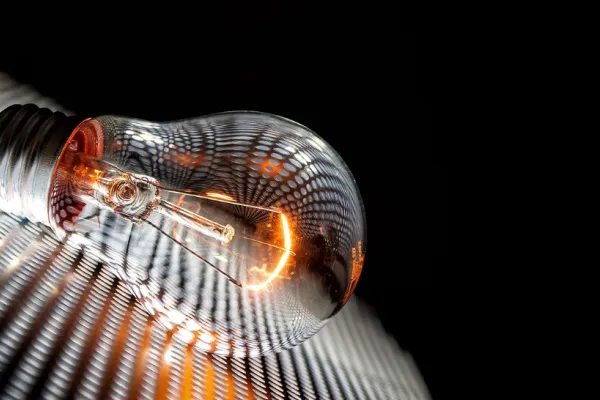 Prețul energiei electrice s-a triplat în ultimii 5 ani. România are cele mai mari facturi la curent din Uniunea Europeană