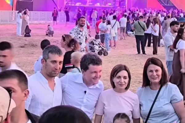 Nicușor Dan s-a dus să danseze la Festivalul Lupilor cu Maia Sandu VIDEO