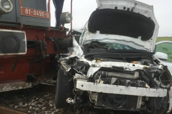 Accident feroviar în județul Iași. Un copil a ajuns la spital, după ce o mașină a fost lovită de tren