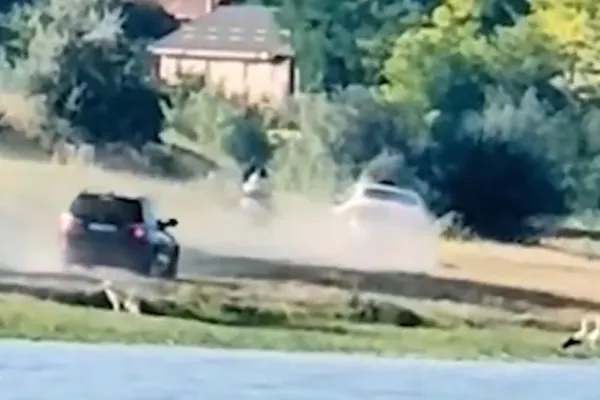 Video. Scene de tot râsul în Vaslui. Polițiștii se chinuie să prindă un motociclist, acesta îi lasă cu praful în ochi