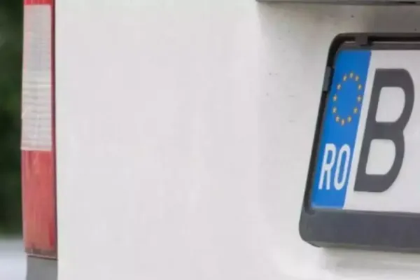 Polițiștii au decis să îi scutească pe șoferi de un drum în plus. Plăcuțele de înmatriculare vor ajunge direct acasă