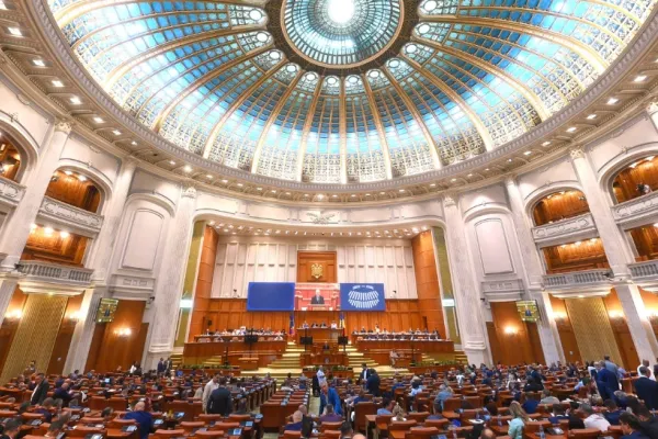 Guvernul vine luni în fața Parlamentului, ca să își asume răspunderea pe proiectele de reformă fiscală. „Pachețelele” lui Bolojan, sub lupa aleșilor