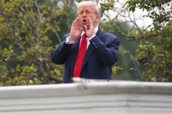 Trump s-a urcat pe acoperișul Casei Albe și a făcut glume despre „rachete nucleare”, în plină criză cu Rusia
