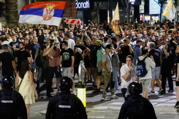 Video. Serbia, paralizată de proteste violente. Manifestanții pro-Vucic s-au luat la bătaie cu cei ai opoziției, iar poliția a fost depășită numeric