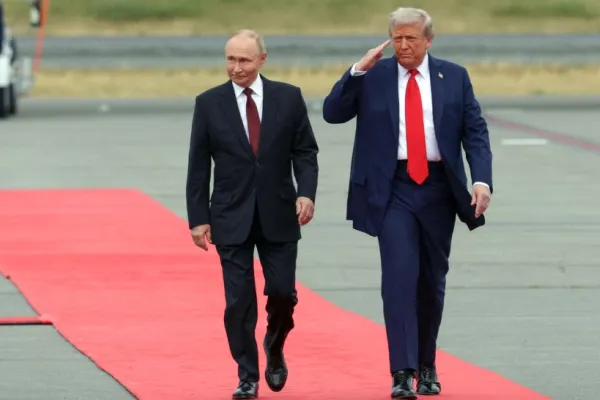 De ce merge Putin mai mereu cu brațul drept rigid.  Ce spun specialiștii: între antrenamentele KGB și suspiciunile de tratamente cu steroizi