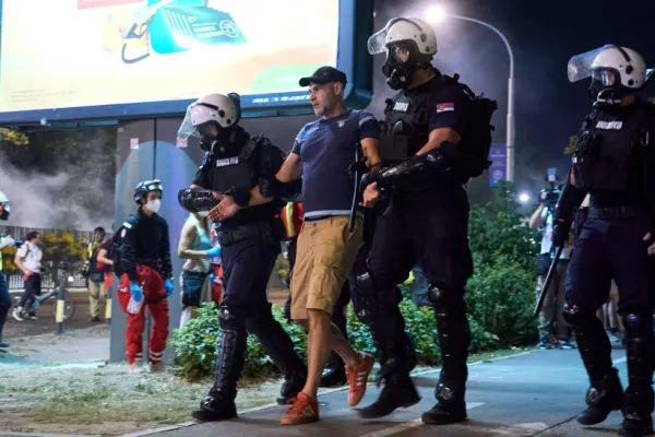 Protestele din Serbia au continuat pentru a cincea noapte la rând. Birourile partidului lui Vucic, incendiate de protestatarii furioși