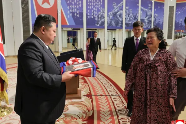 Spectacol sinistru la Phenian: Kim Jong Un a consolat familiile soldaților uciși pe frontul din Ucraina, într-o ceremonie cu multe lacrimi