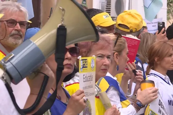 „Școală săracă - Țară needucată”: sindicatele din Educație protestează la Palatul Cotroceni și amenință cu grevă generală - VIDEO