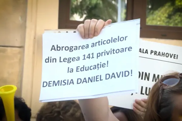Dascălii, a cincea zi de proteste la ușa ministrului Daniel David. Anul școlar 2025-2026 ar putea începe în stradă