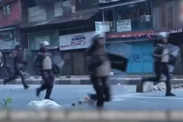 Proteste violente. Oamenii își cer drepturile salariale