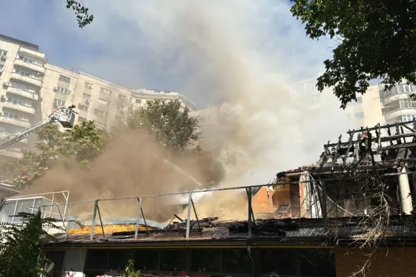 Un nou incendiu la fostul restaurant „Mărul de Aur” din Piața Victoriei. A fost emisă o avertizare Ro-Alert | FOTO/VIDEO