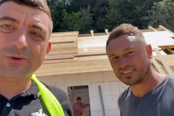 George Simion a ajuns la Broșteni, comuna distrusă de inundații. AUR recontruiește localitatea VIDEO