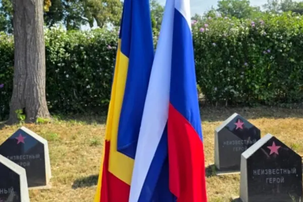 Steagul Rusiei, arborat în cadrul unui eveniment din Iași, în timp ce ambasadorul Moscovei și simpatizanți locali au vorbit despre „denazificarea Ucrainei”