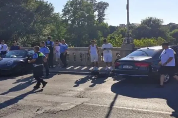 Accident spectaculos sau șicanare în trafic? Un șofer s-a oprit cu bolidul în balustrada râului Bega VIDEO
