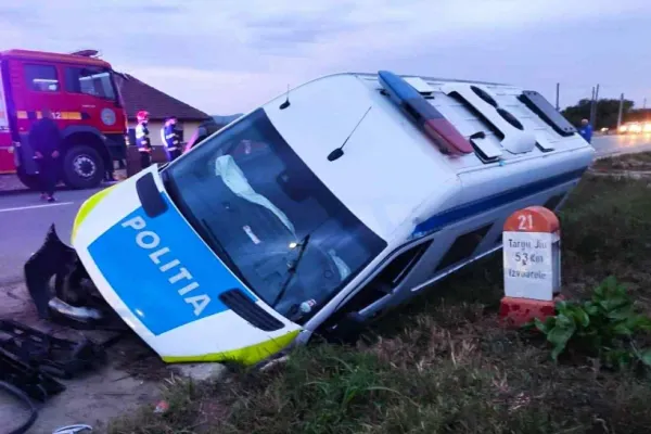 Mașină de poliție - implicată într-un accident rutier în Gorj. Un agent a ajuns la spital