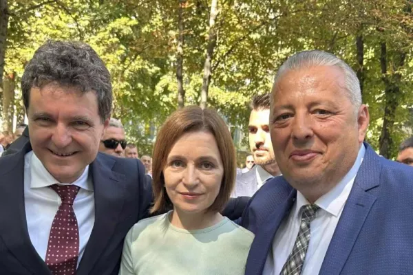 Controverse uriașe! Cine este politicianul acuzat că a dat mită care apare frecvent în anturajul lui Nicușor Dan?