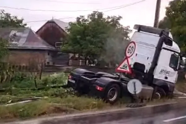 Accident din cauza carosabilului ud: un șofer a pus la pământ un stâlp și un gard