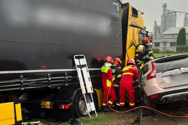Accident grav, în Suceava: un mort și 3 răniți, după ce mașina a intrat sub un TIR - FOTO