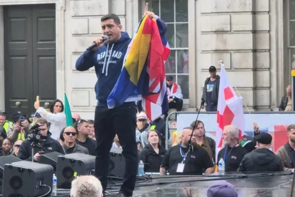 George Simion, discurs incendiar în mijlocul protestatarilor din Londra. „Dictatura este impusă de Emmanuel Macron și Ursula von der Leyen”