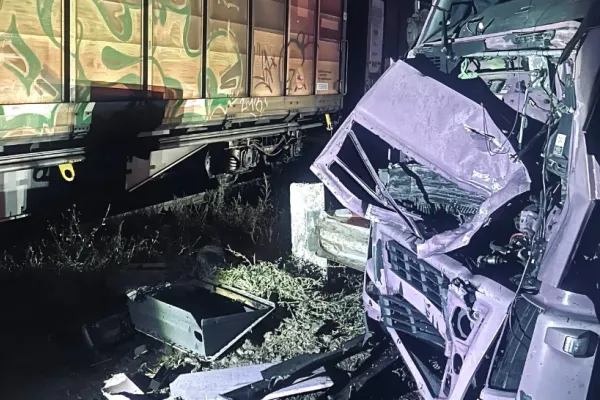 Accident RUTIER dezastruos în Giurgiu. Un TIR a fost izbit de un tren de marfă după ce șoferul nu ar fi respectat semnalele barierei