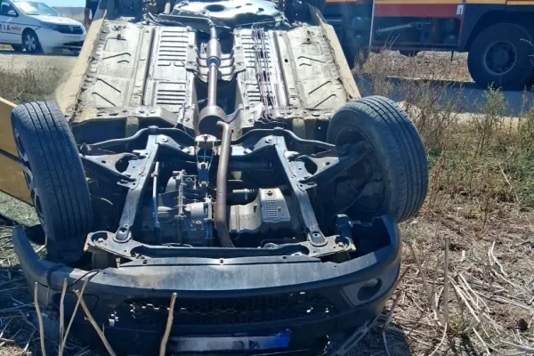 Accident rutier pe DC 81: o șoferiță de 40 de ani s-a răsturnat cu mașina în afara părții carosabile