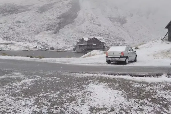 Imagini de poveste pe șoselele montane: prima ninsoare din sezon pe Transfăgărășan, Transalpina și Pasul Prislop - VIDEO/ FOTO